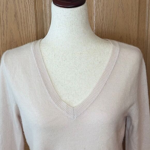 100% Cashmere Light Pink V-Neck Sweater w/ Flare Cuffs S/M - Picture 3 of 6